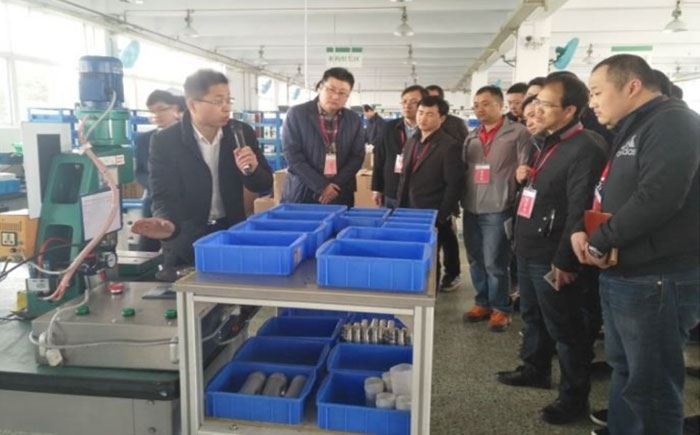 组织客户精益标杆工厂研修